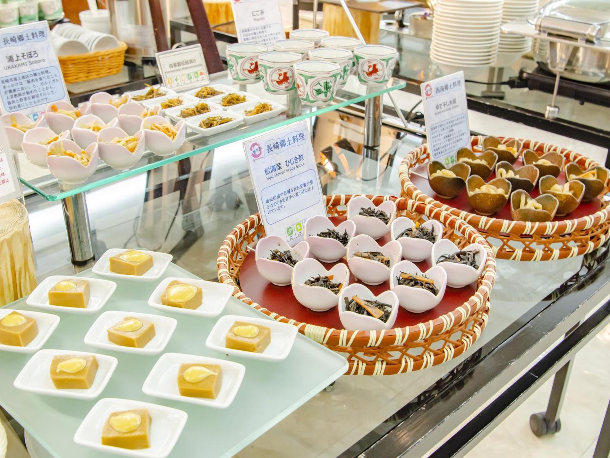 Hotel Den Haag Huis Ten Bosch Sasebo Dış mekan fotoğraf A selection of dim sum at a buffet