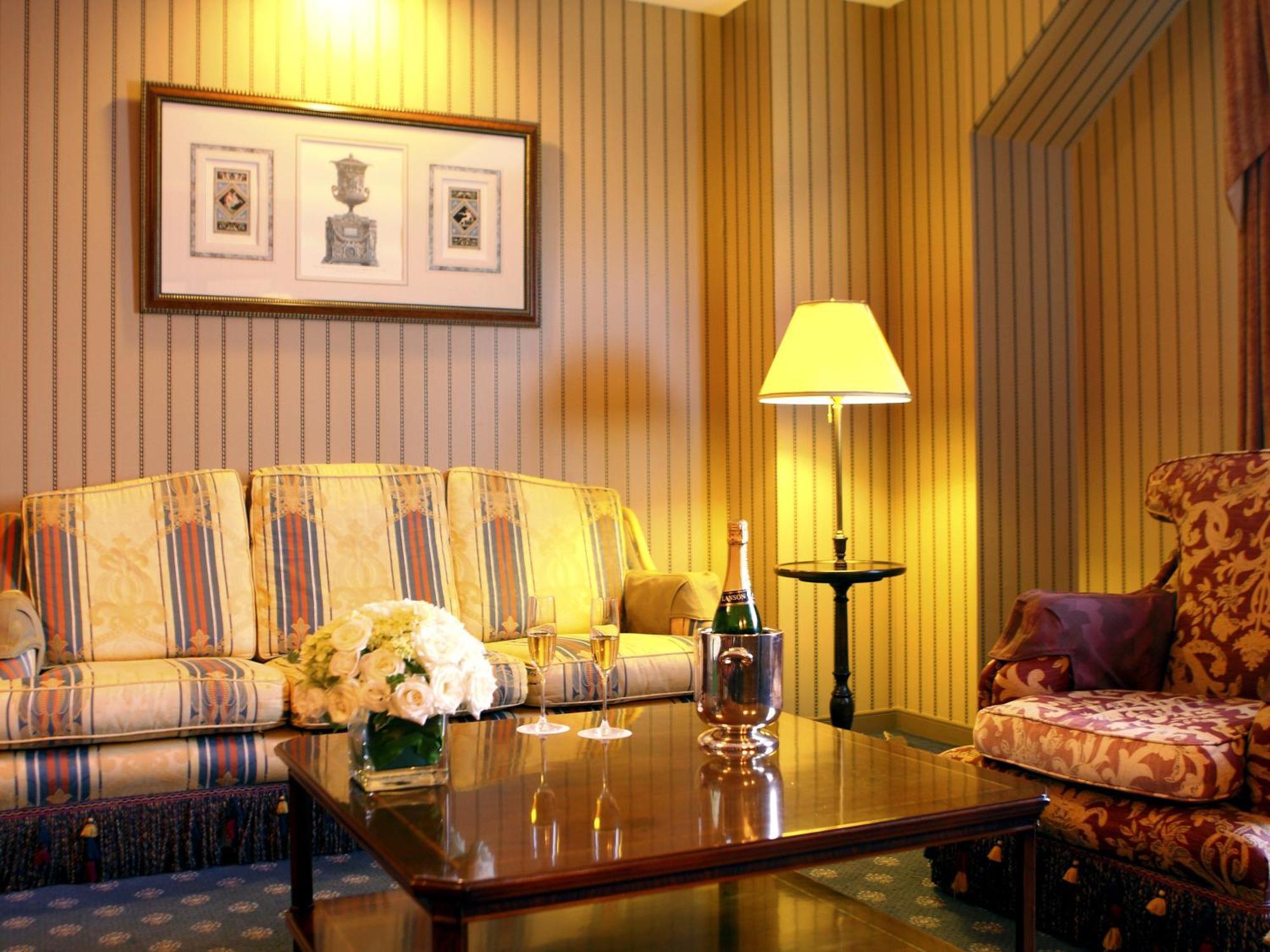 Hotel Den Haag Huis Ten Bosch Sasebo Dış mekan fotoğraf The interior of a suite at the Ritz